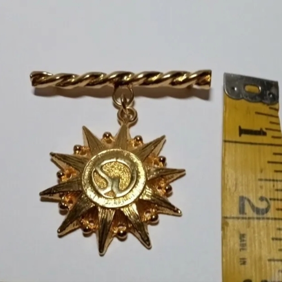 Vintage St John Beautiful Gold Toned Signature Star Medal Brooch / Pin - Picture 5 of 6